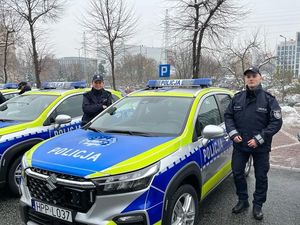 NA ZDJĘCIU WIDOCZNI SA POLICJANCI W MUNDURACH STOJĄCY OBOK NOWEGO  OZNAKOWANEGO RADIOWOZU