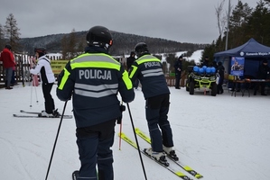 na zdjęciu widocznych jest dwóch umundurowanych policjantów na nartach