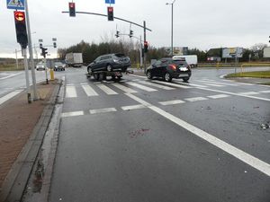 na zdjęciu widoczne jest skrzyżowanie na którym stoją  samochody osobowe blokując przejazd innym pojazdom