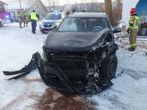 na zdjęci widoczny jest samochód typu SUV z zerwanym przednim zderzakiem