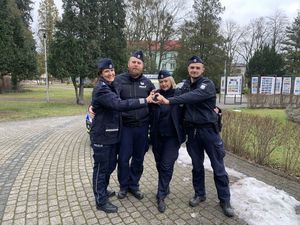 na zdjęciu widocznych  jest czworo policjantów w mundurach stojących obok siebie