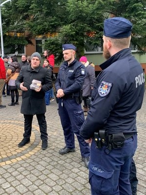 na zdjęciu widocznych jest dwóch umundurowanych policjantów oraz mężczyzna