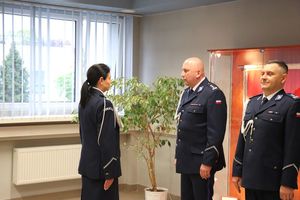 na zdjęciu widoczna jest komendant składająca meldunek zastępy komendanta wojewódzkiego obok stoi komendant zastępca komendant powiatowej