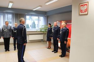 na zdjęciu widoczni są umundurowani policjanci w mundurach galowych