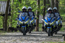 policjanci w motocyklowym szyku