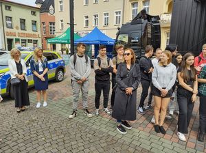 na zdjęciu widoczna jest młodzież stojąca a rynku