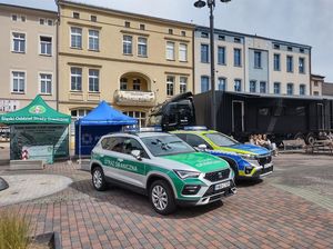 na zdjęciu widoczny jest oznakowany radiowóz oraz oznakowany samochód straży granicznej