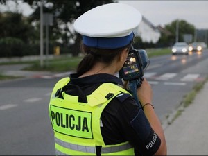 na zdjęciu widoczna jest umundurowana policjantka