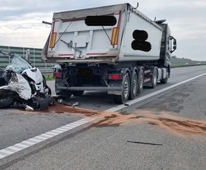 NA ZDJĘCIU WIDOCZNY JEST TYŁ SAMOCHODU CIĘŻAROWEGO I MOCNO USZKODZONY BUS