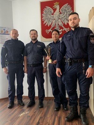 na zdjęciu widocznych jest trzech umundurowanych policjantów oraz umundurowana pani komendant