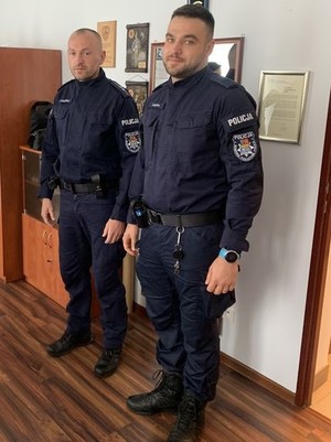 na zdjęciu widocznych jest dwóch umundurowanych policjantów