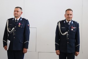 na zdjęciu widocznych jest umundurowanych dwóch komendantów policji