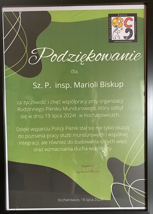 na zdjęciu widoczne są podziękowania dla komendant lublinieckiej policji za udział w pikniku rodzinnym