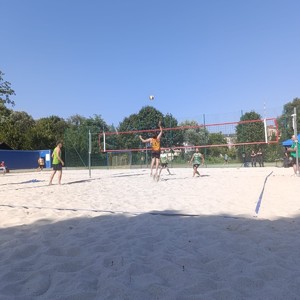 na zdjęciu widoczne jest boisko do piłki plażowej i grający na niej zawodnicy.