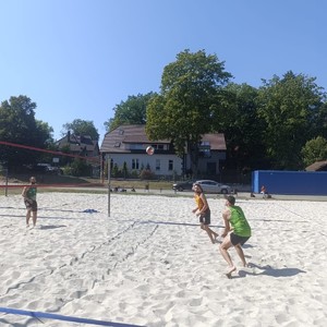 na zdjęciu widoczni są mężczyźni grający w piłkę plażową