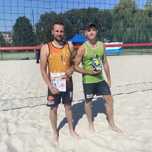 na zdjęciach widoczni są dwaj mężczyźni ubrani w stroje sportowe za nimi widoczne jest boisko do piłki plażowej