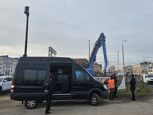 na zdjęciu widoczny jest duży ciemny bus w którym znajduje się centrum monitoringu