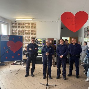 na zdjęciu widocznych jest czterech umundurowanych policjantów oraz stojąca obok dyrektor szkoły