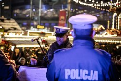 Na zdjęciu umundurowani policjanci.