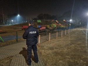 Na zdjęciu umundurowany policjant.