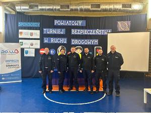 na zdjęciu widoczni są umundurowani policjanci stojący w rzędzie pozujący do zdjęcia
