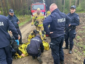 na zdjęciu widoczni są policjanci w mundurach