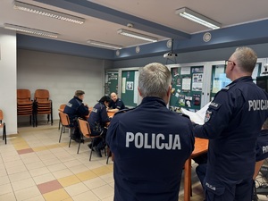 Na zdjęciu umundurowani funkcjonariusze.