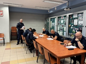 Na zdjęciu umundurowani funkcjonariusze rozwiązujący test wiedzy.