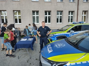 na zdjęciu widoczny jest policjant radiowozy oraz uczestnicy