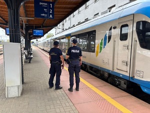 Na zdjęciu umundurowany funkcjonariusz Policji wraz z funkcjonariuszem SOK.