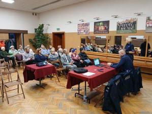 Na zdjęciu umundurowani funkcjonariusze wraz z uczestnikami debaty.