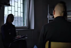 Na zdjęciu osoby siedzące w więziennej celi.