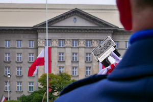 Na zdjęciu umundurowany policjant.