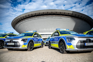 Na zdjęciu oznakowane radiowozy.