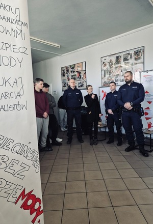 Na zdjęciu umundurowani policjanci podczas podsumowania kampanii.