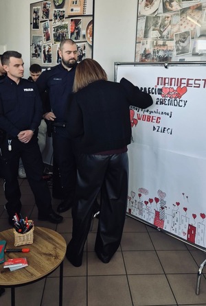 Na zdjęciu osoby podpisujące manifest.