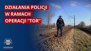 Na zdjęciu umundurowany policjant stojący w rejonie torowiska.