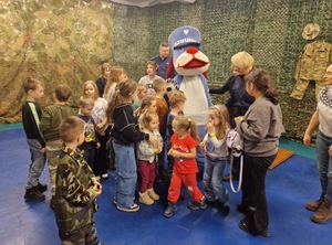 Na zdjęciu umundurowani policjant wraz z dziećmi.