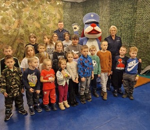 Na zdjęciu umundurowani policjanci wraz z dziećmi.