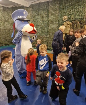 Na zdjęciu umundurowani policjant wraz z dziećmi.