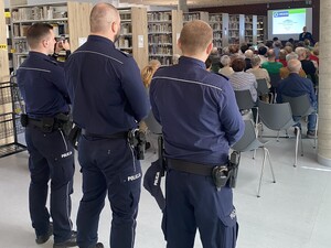 na zdjęciu widocznych jest trzech umundurowanych policjantów