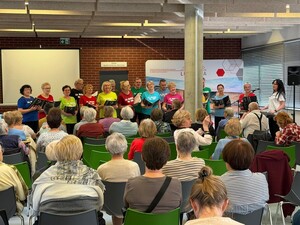 na zdjęciu widoczny jest duży zespół seniorów