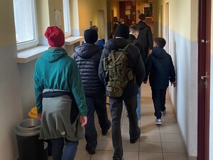 młodzież idzie korytarzem w komendzie