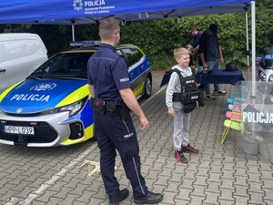 policjant dziecko radiowóz