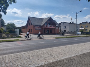 Umundurowani policjanci jadący na rowerach służbowych.