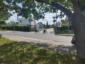 Na zdjęciu umundurowani policjanci jadący na rowerach służbowych.