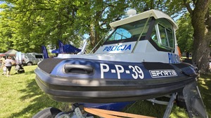 Policyjna łódź motorowa.