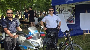 Umundurowani policjanci.