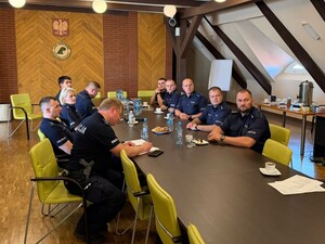 przy stole siedzą policjanci