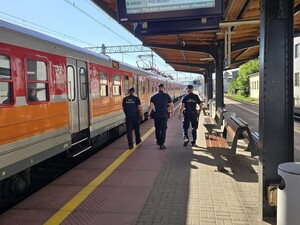 pociąg peron dwóch funkcjonariuszy SOK oraz policjant